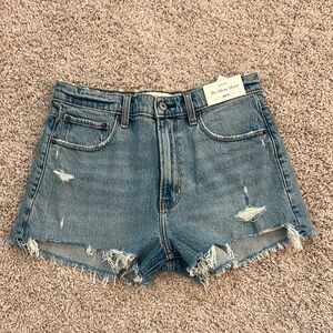 NWT Abercrombie medium wash Mom shorts Sz 6
